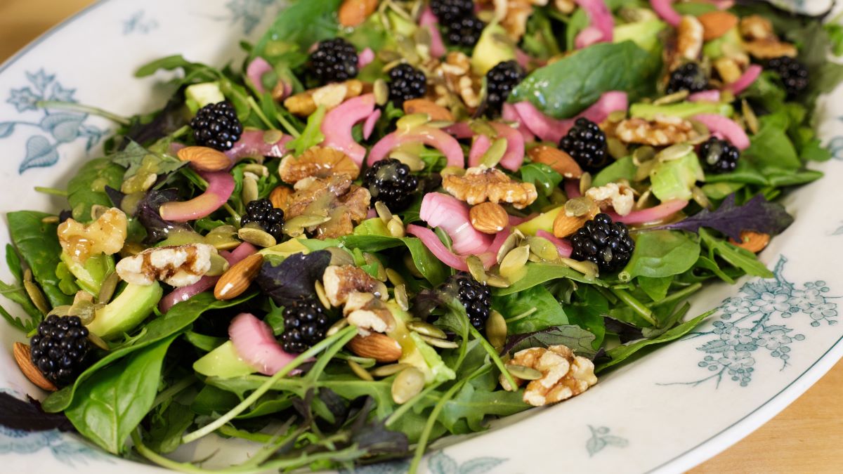 Salat med syltet rødløk, nøtter og bjørnebær