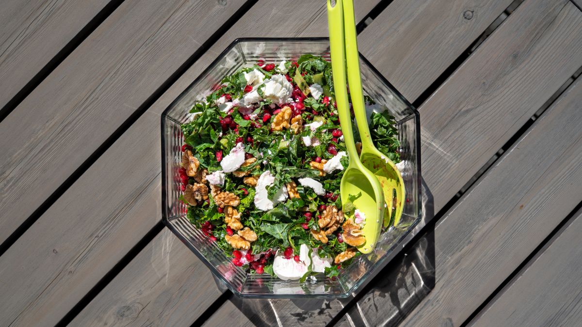 Grønnkål- og granateplesalat med chevre