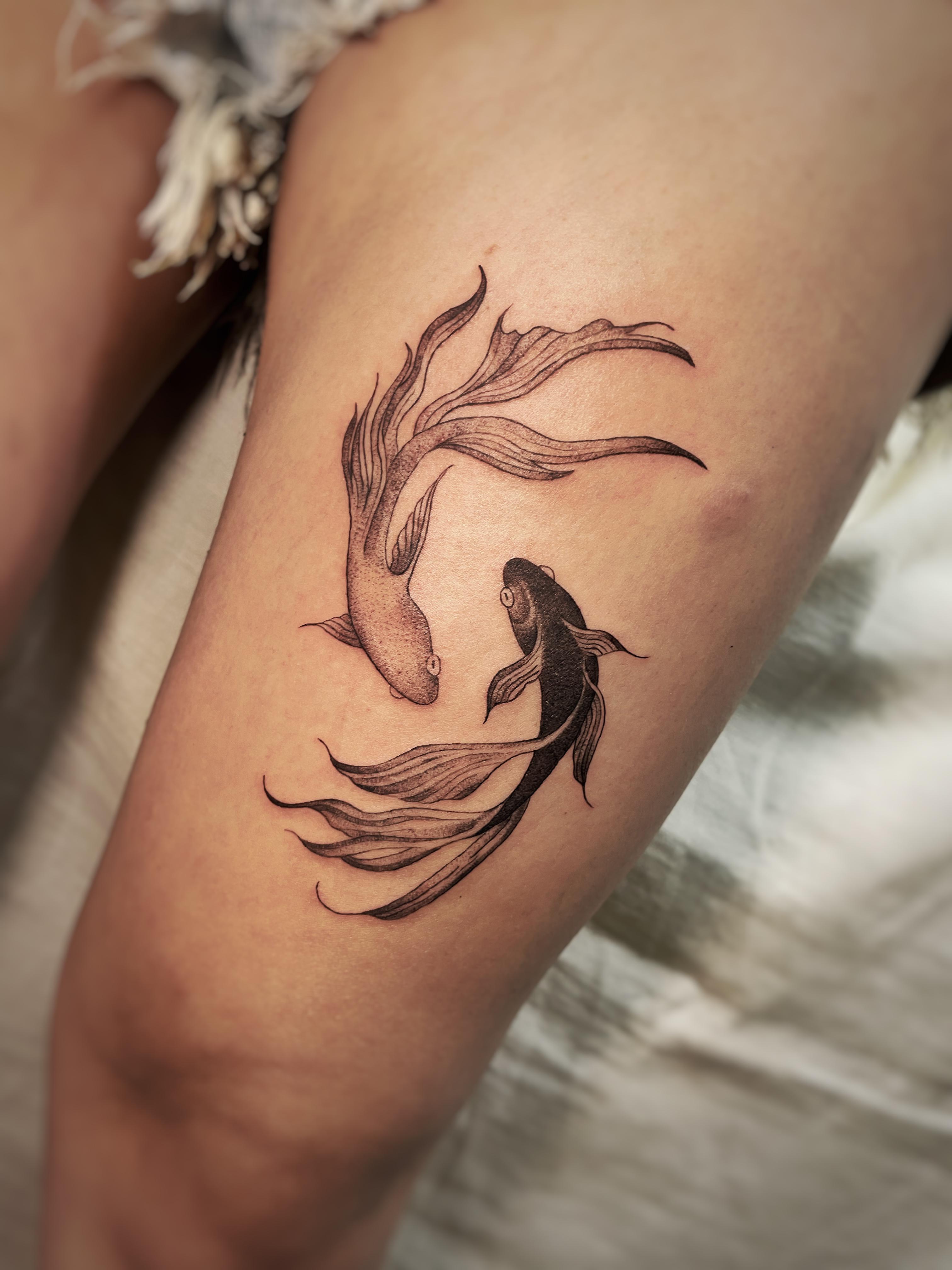 Brenda Fraga Tattoo Traço Fino Poços de Caldas - Peixes