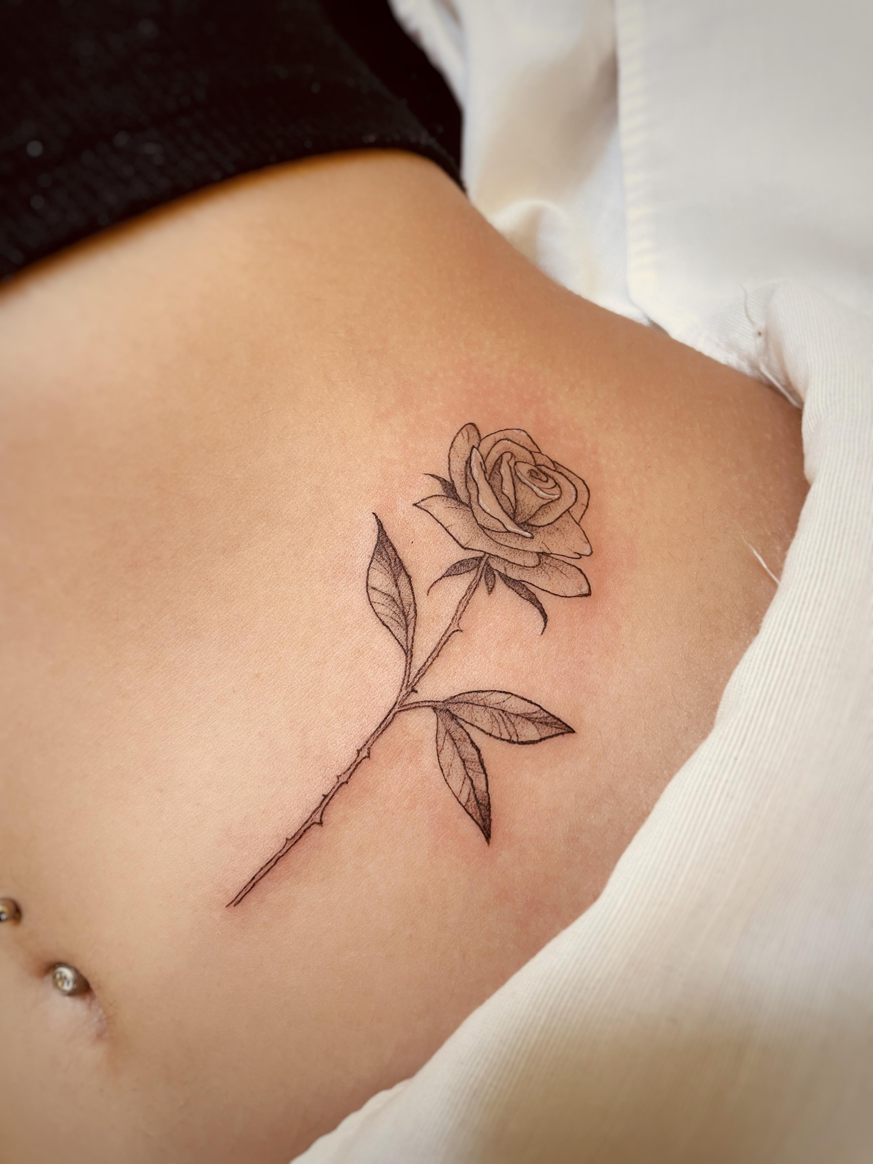 Brenda Fraga Tatuagem Feminina Poços de Caldas - Flor