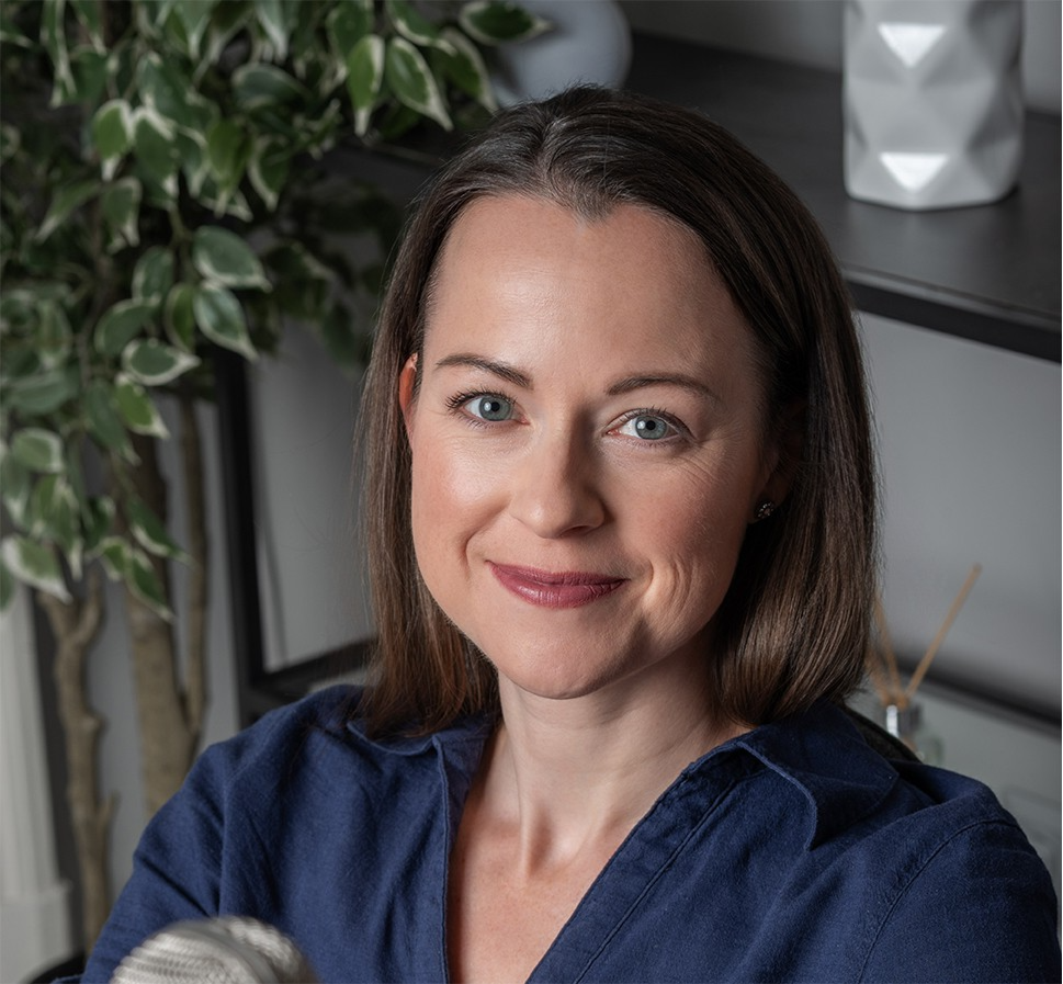 Iván Edina fizioterapeuta a Fizioradar podcast felvételén stúdiómikrofonnal