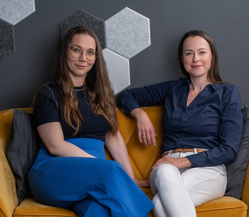 Iván Edina és Forgács-Kristóf Kati fizioterapeuták a Fizioradar podcast házigazdái modern stúdiókanapén