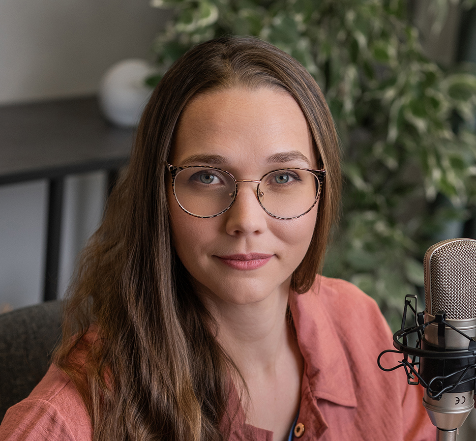 Forgács-Kristóf Kati fizioterapeuta a Fizioradar podcast felvételén stúdiómikrofonnal