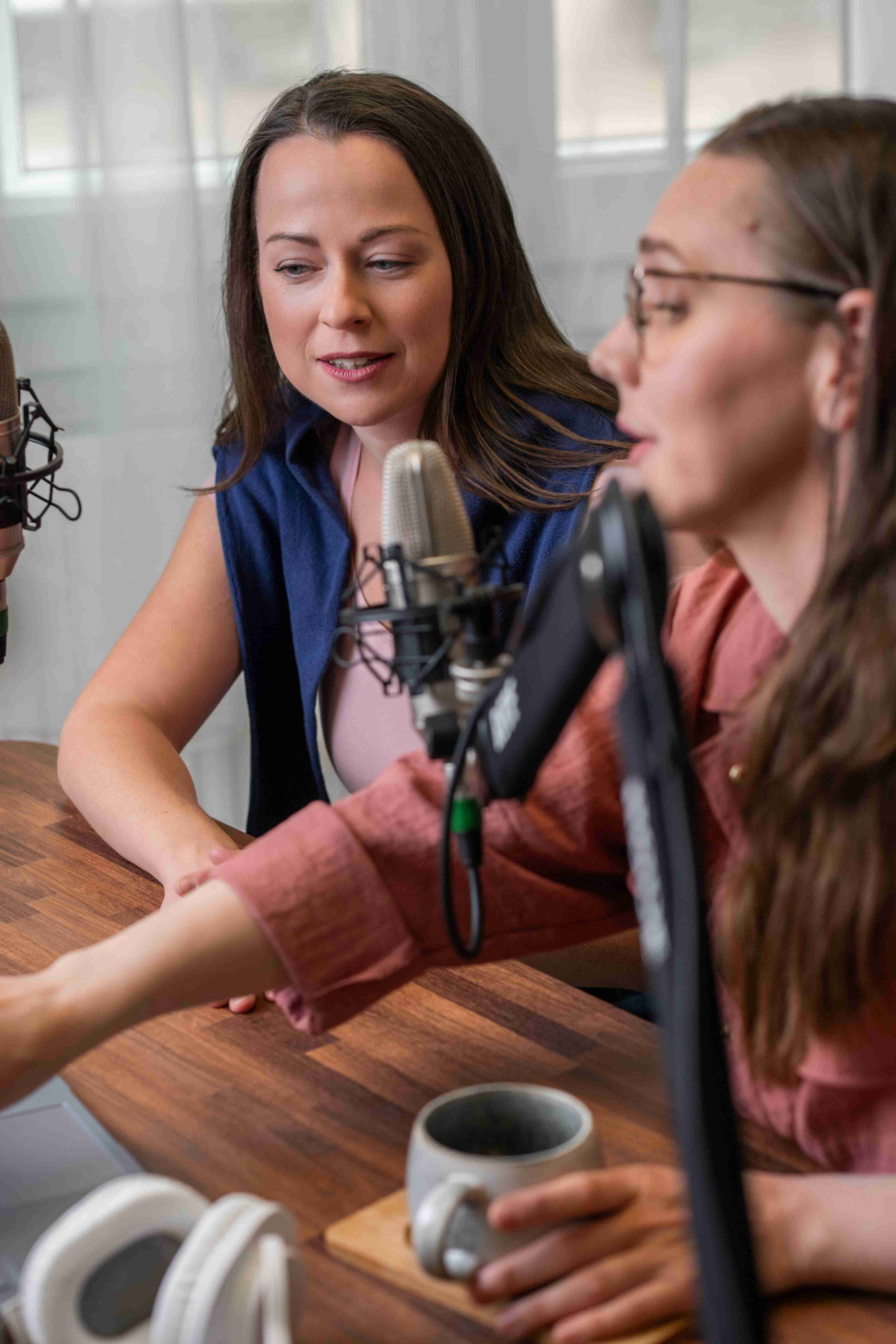 Iván Edina és Forgács-Kristóf Kati fizioterapeuták a Fizioradar podcast stúdiófelvételén mikrofon előtt