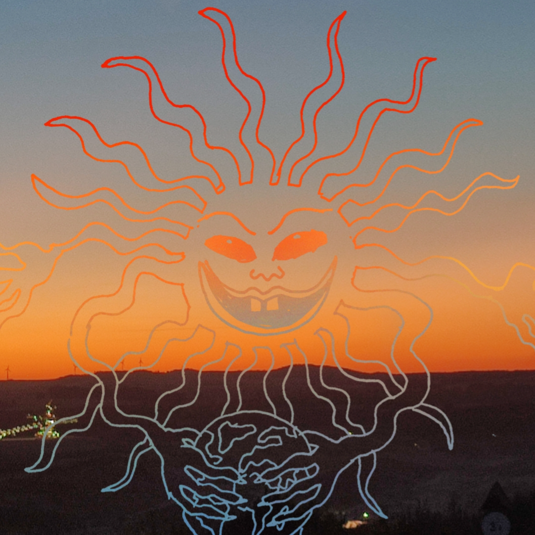 Kadr z filmu przedstawiający postać kobiecą stojącą przy mikrofonie.