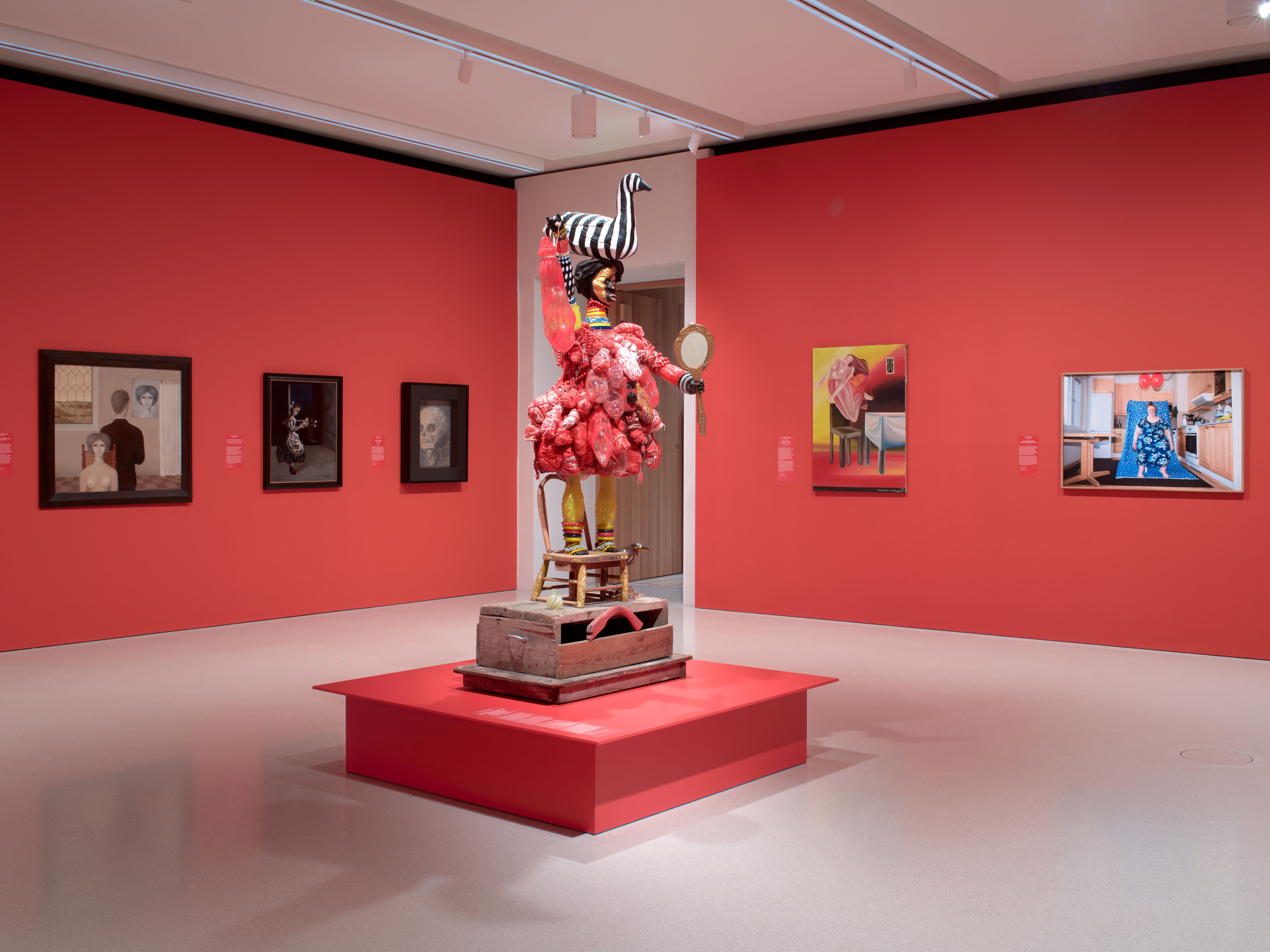 Kadr z filmu przedstawiający postać kobiecą stojącą przy mikrofonie.