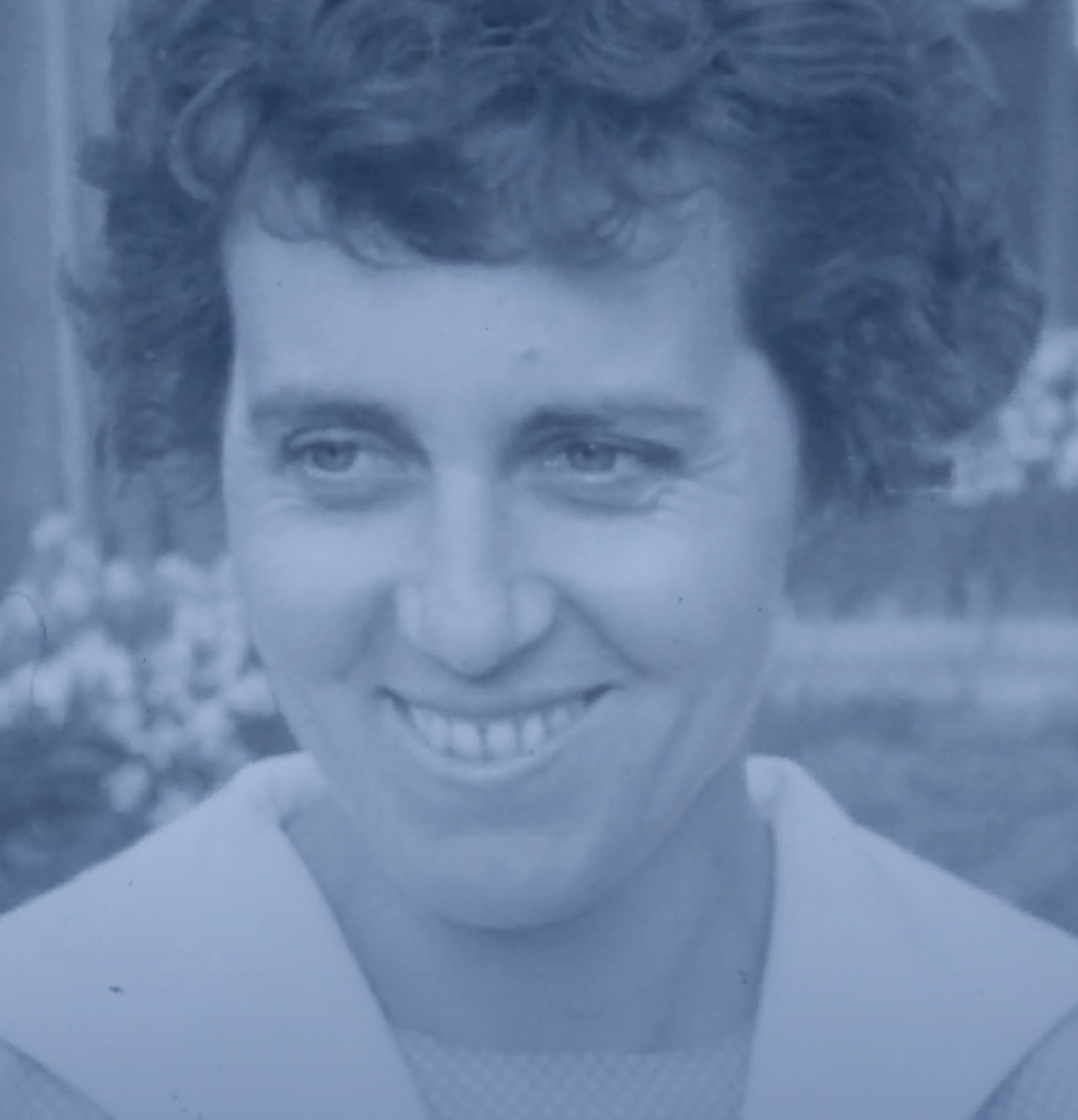 Kadr z filmu przedstawiający postać kobiecą stojącą przy mikrofonie.