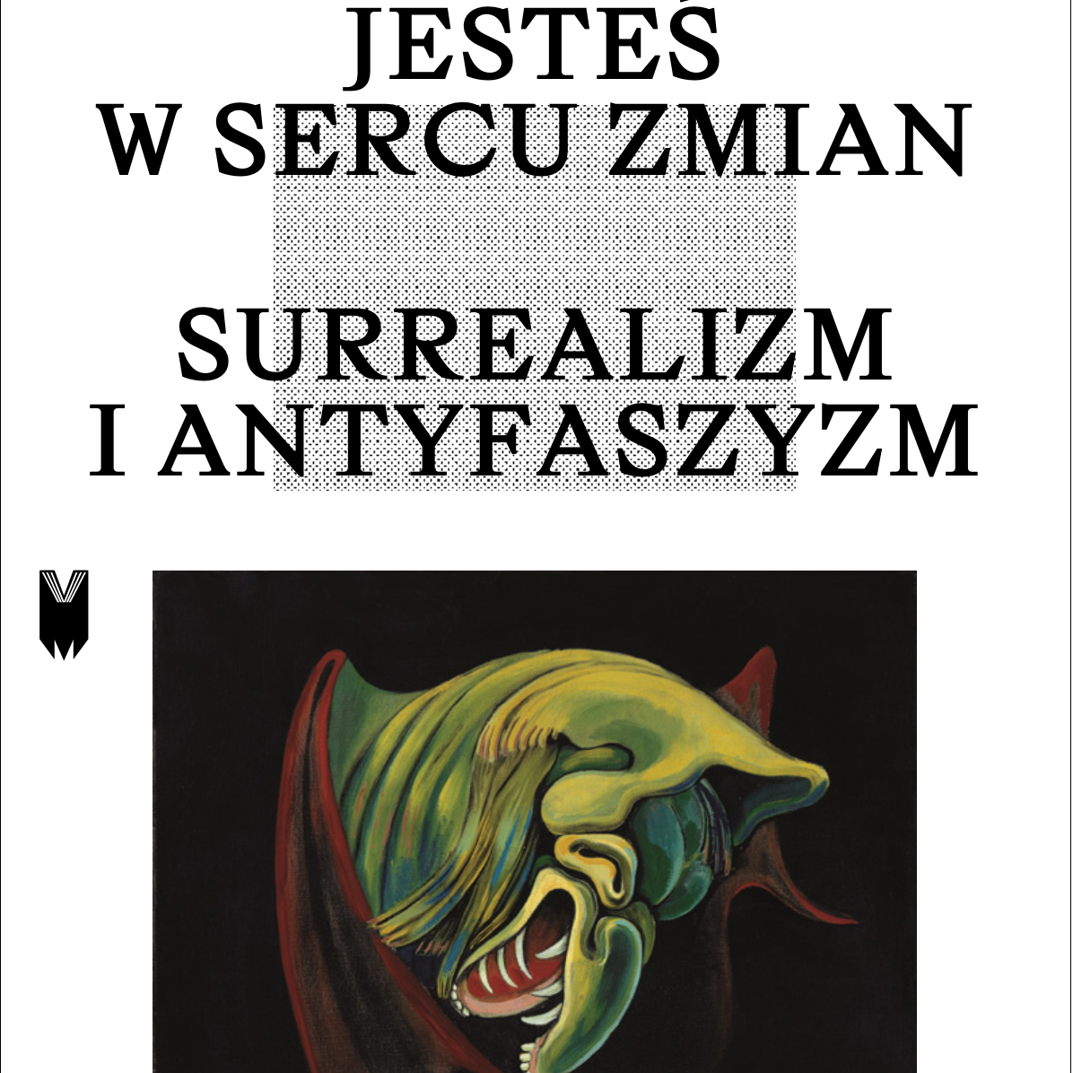 Kadr z filmu przedstawiający postać kobiecą stojącą przy mikrofonie.