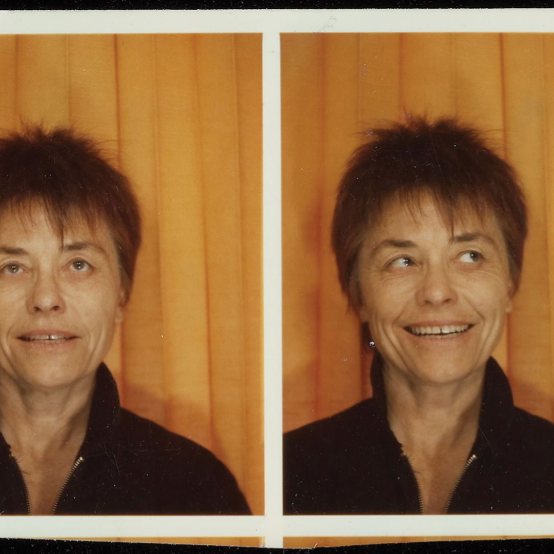 Kadr z filmu przedstawiający postać kobiecą stojącą przy mikrofonie.