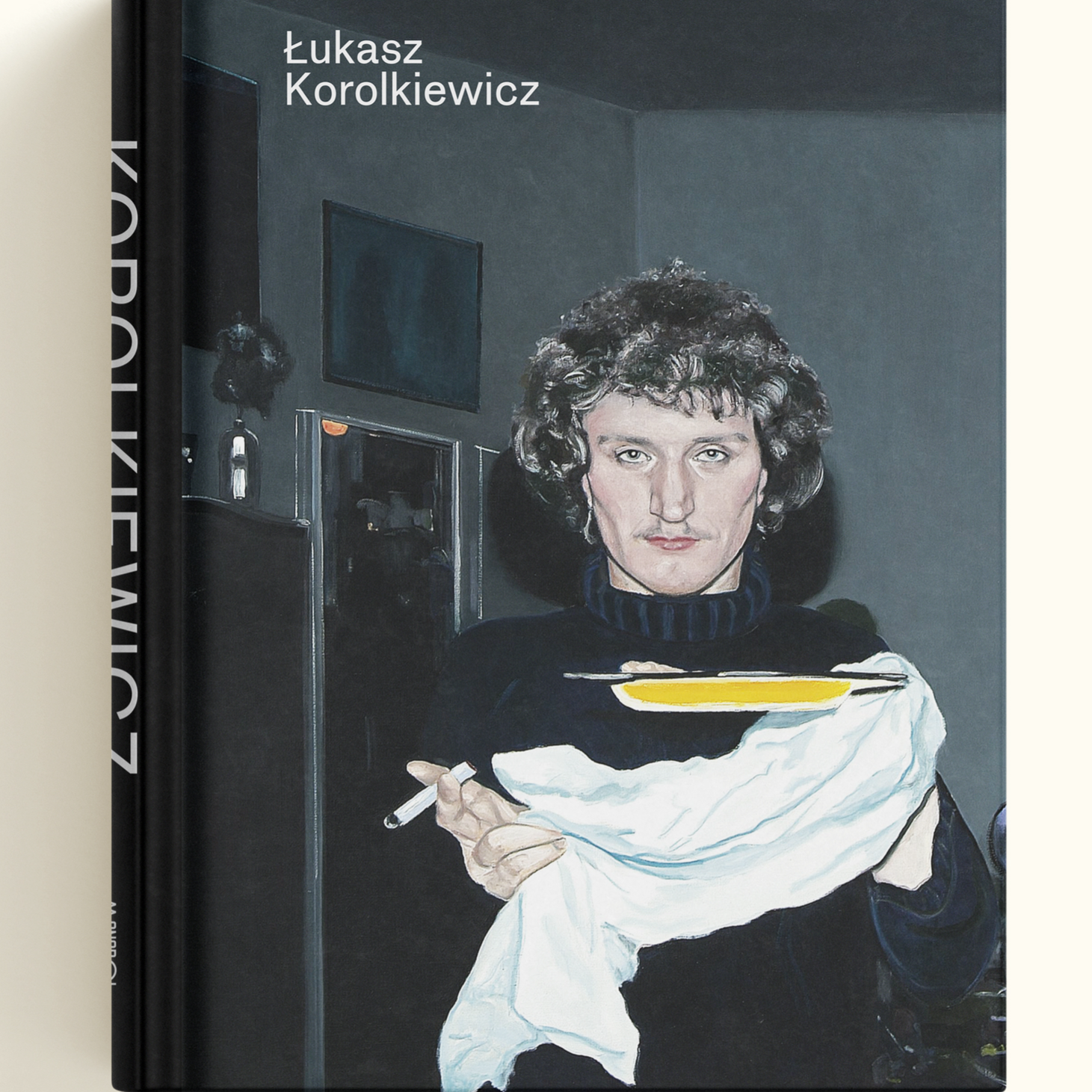 Kadr z filmu przedstawiający postać kobiecą stojącą przy mikrofonie.