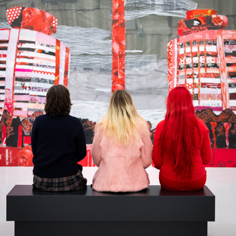 Kadr z filmu przedstawiający postać kobiecą stojącą przy mikrofonie.