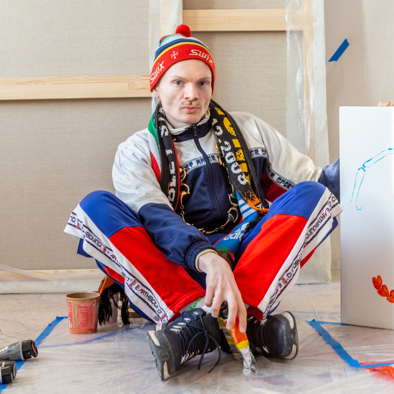 Kadr z filmu przedstawiający postać kobiecą stojącą przy mikrofonie.