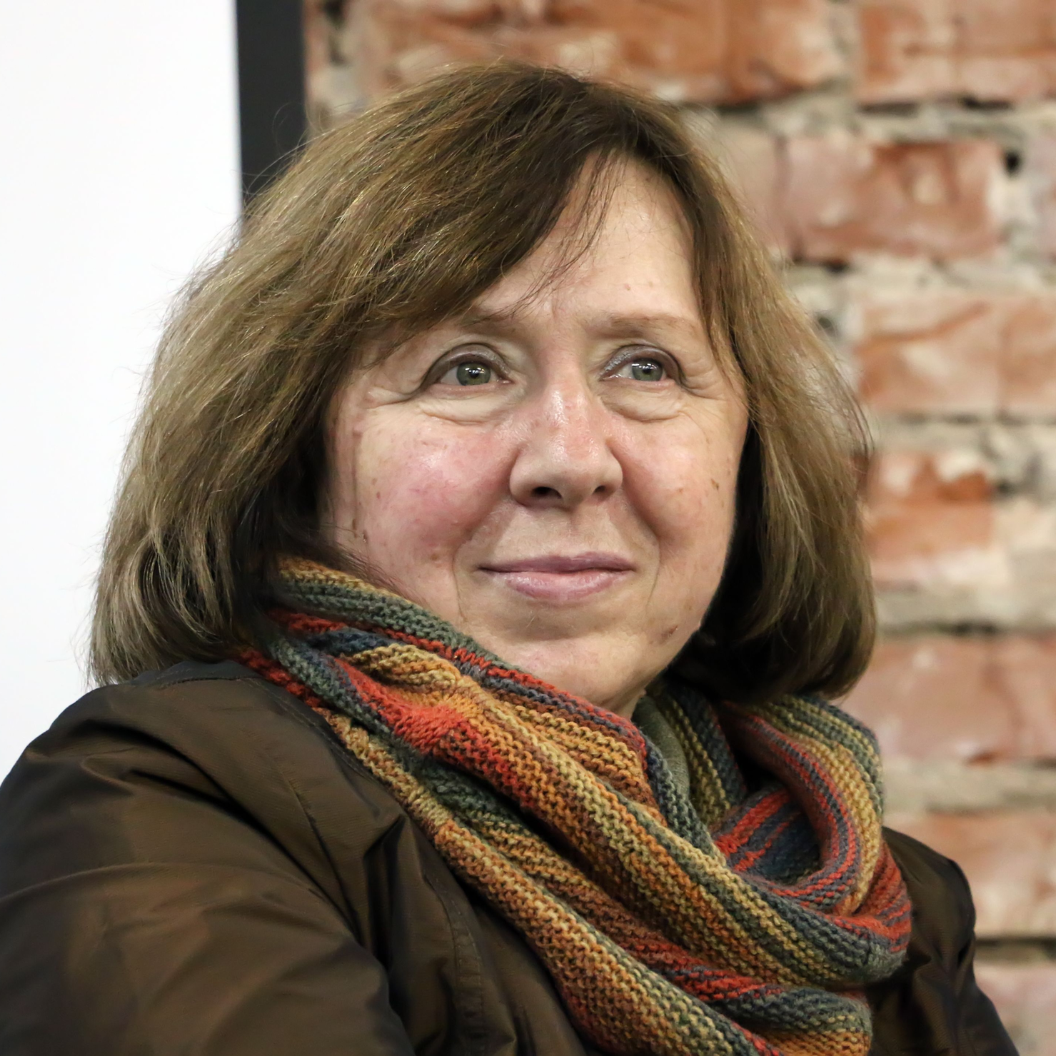 Kadr z filmu przedstawiający postać kobiecą stojącą przy mikrofonie.