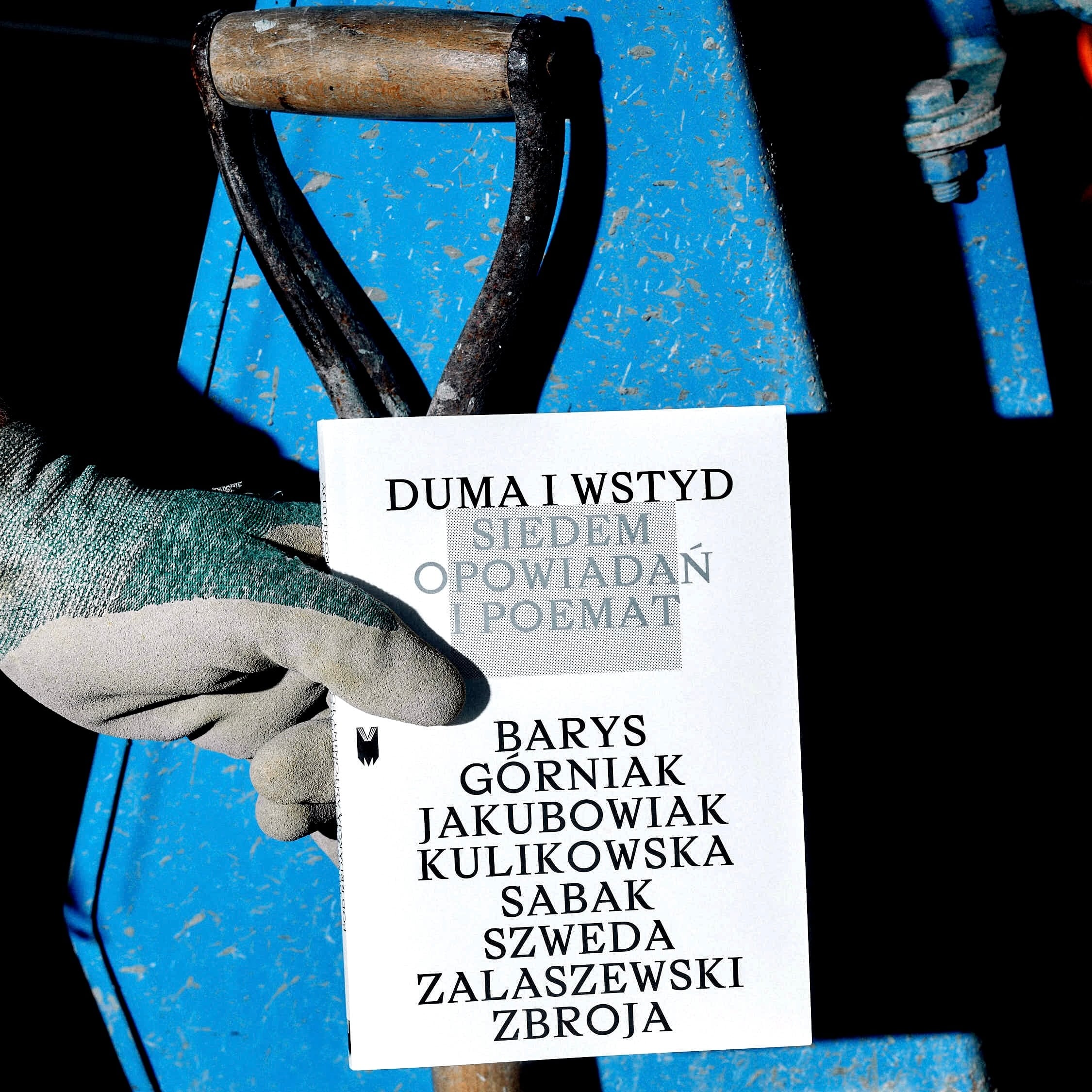 Kadr z filmu przedstawiający postać kobiecą stojącą przy mikrofonie.