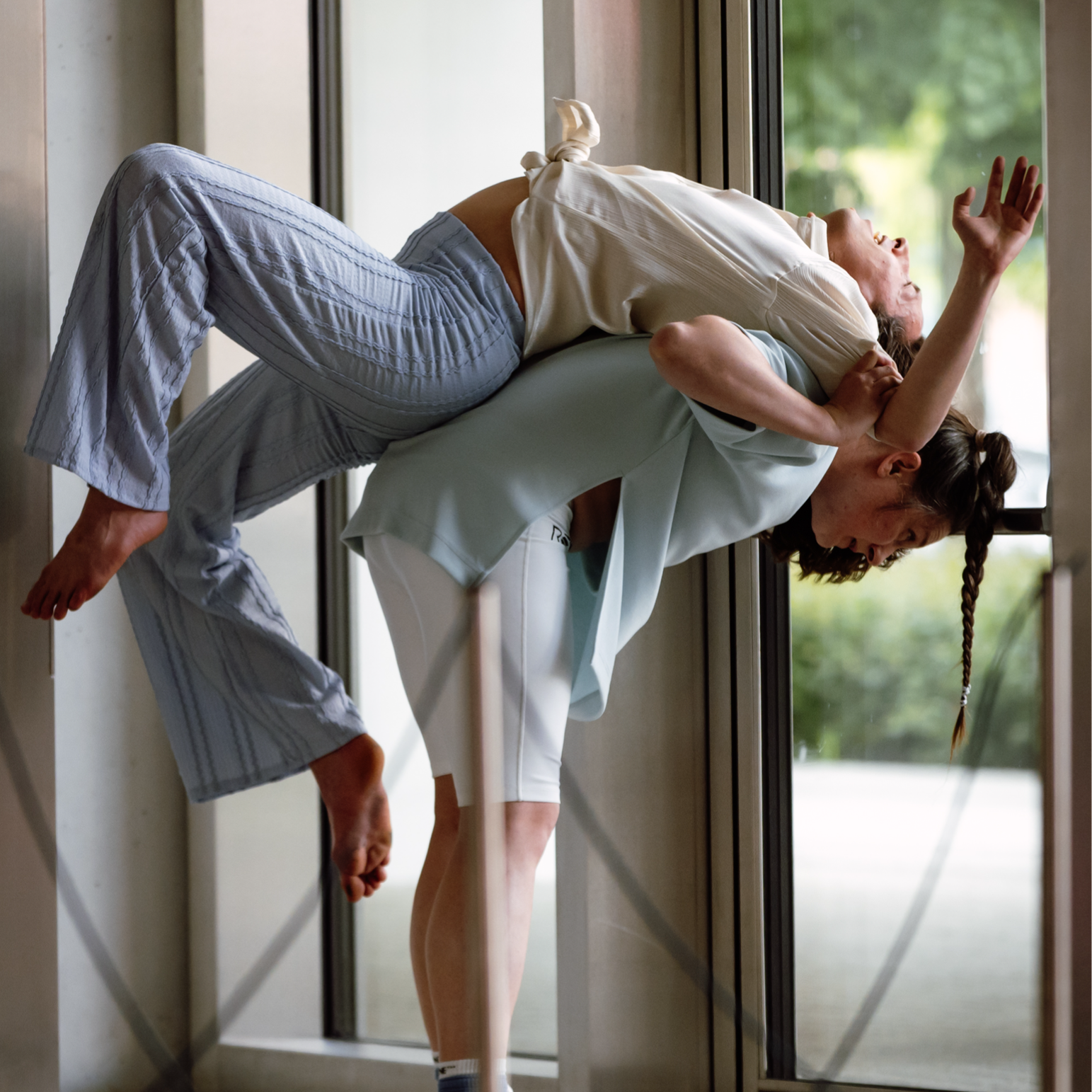 Kadr z filmu przedstawiający postać kobiecą stojącą przy mikrofonie.