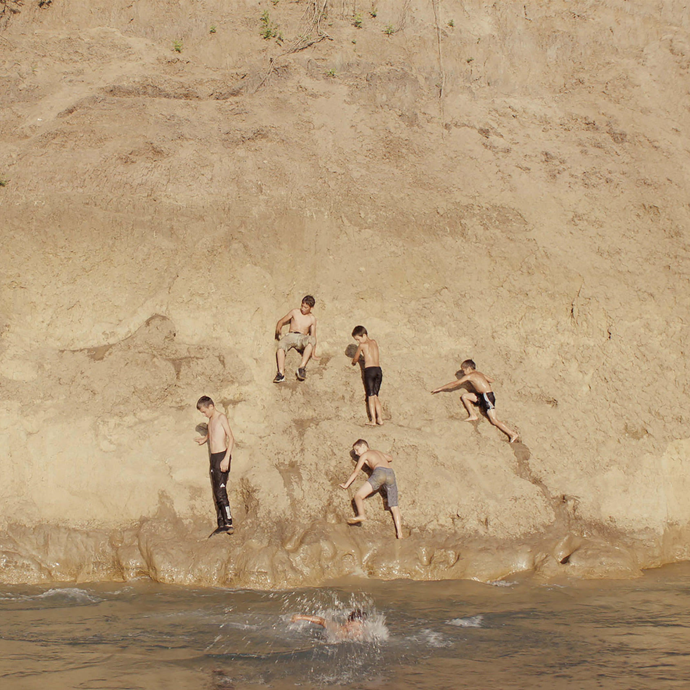 Kadr z filmu przedstawiający postać kobiecą stojącą przy mikrofonie.