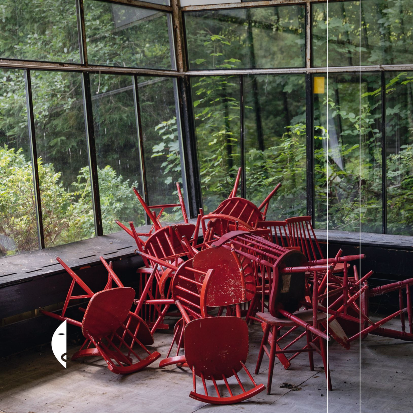 Kadr z filmu przedstawiający postać kobiecą stojącą przy mikrofonie.