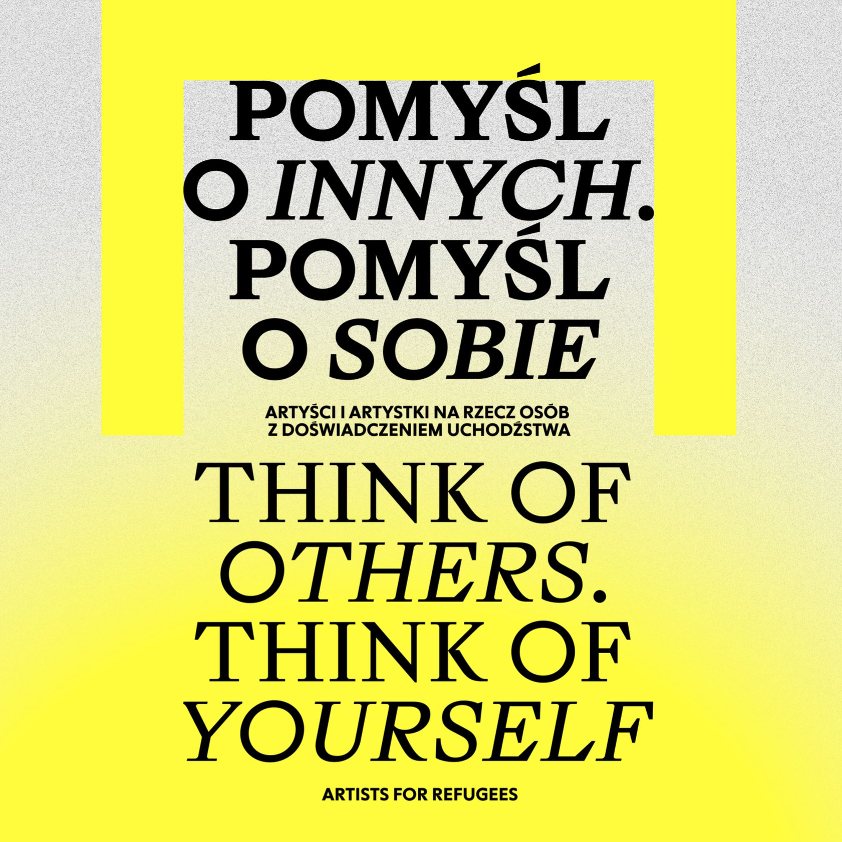 Kadr z filmu przedstawiający postać kobiecą stojącą przy mikrofonie.