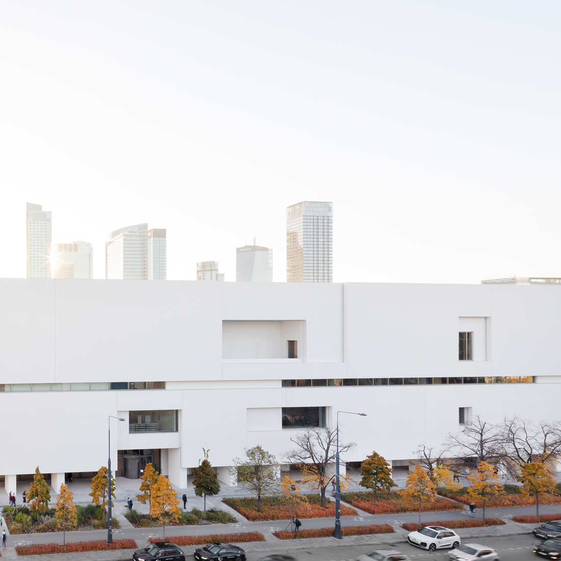 Kadr z filmu przedstawiający postać kobiecą stojącą przy mikrofonie.