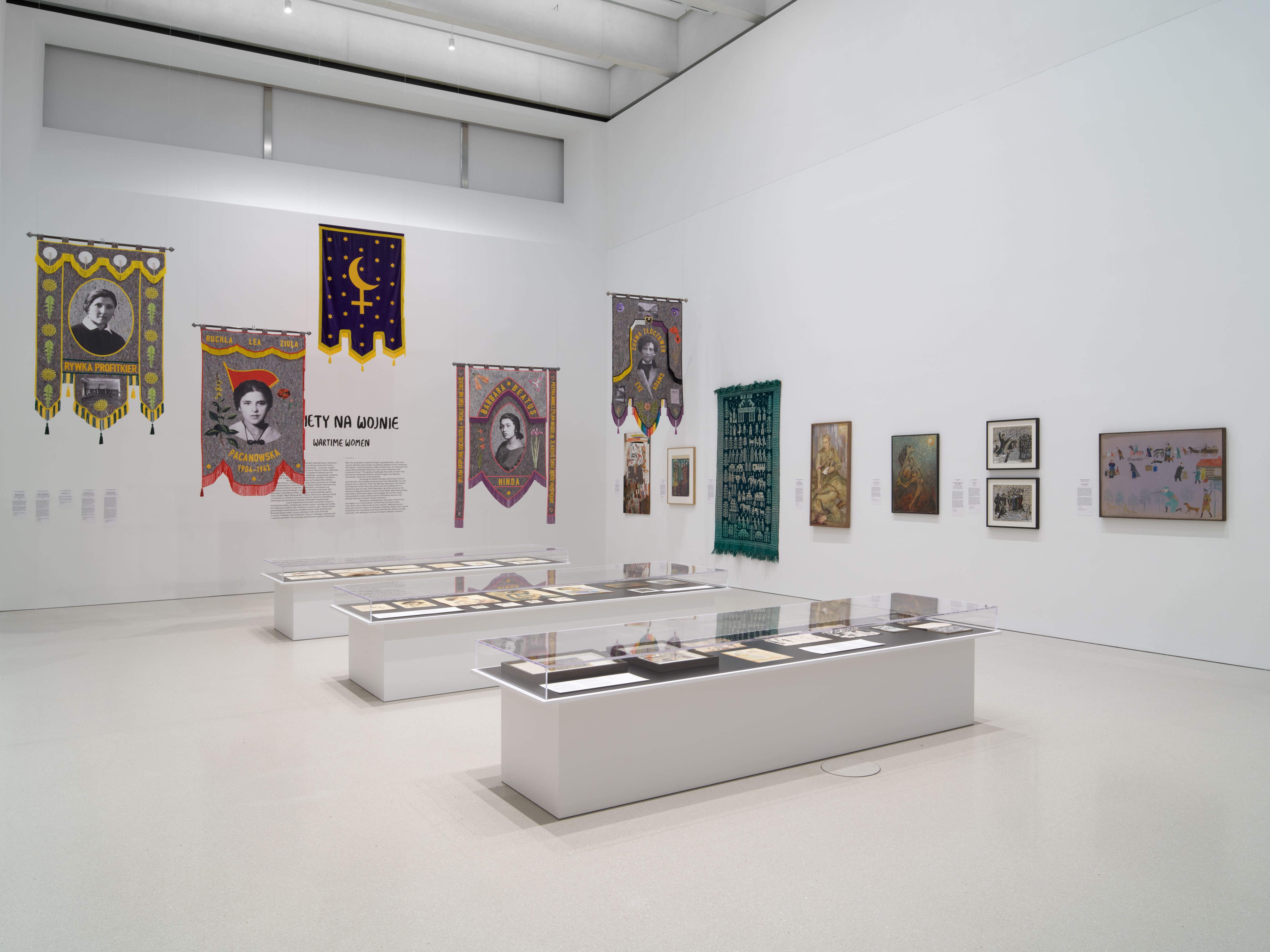 Kadr z filmu przedstawiający postać kobiecą stojącą przy mikrofonie.