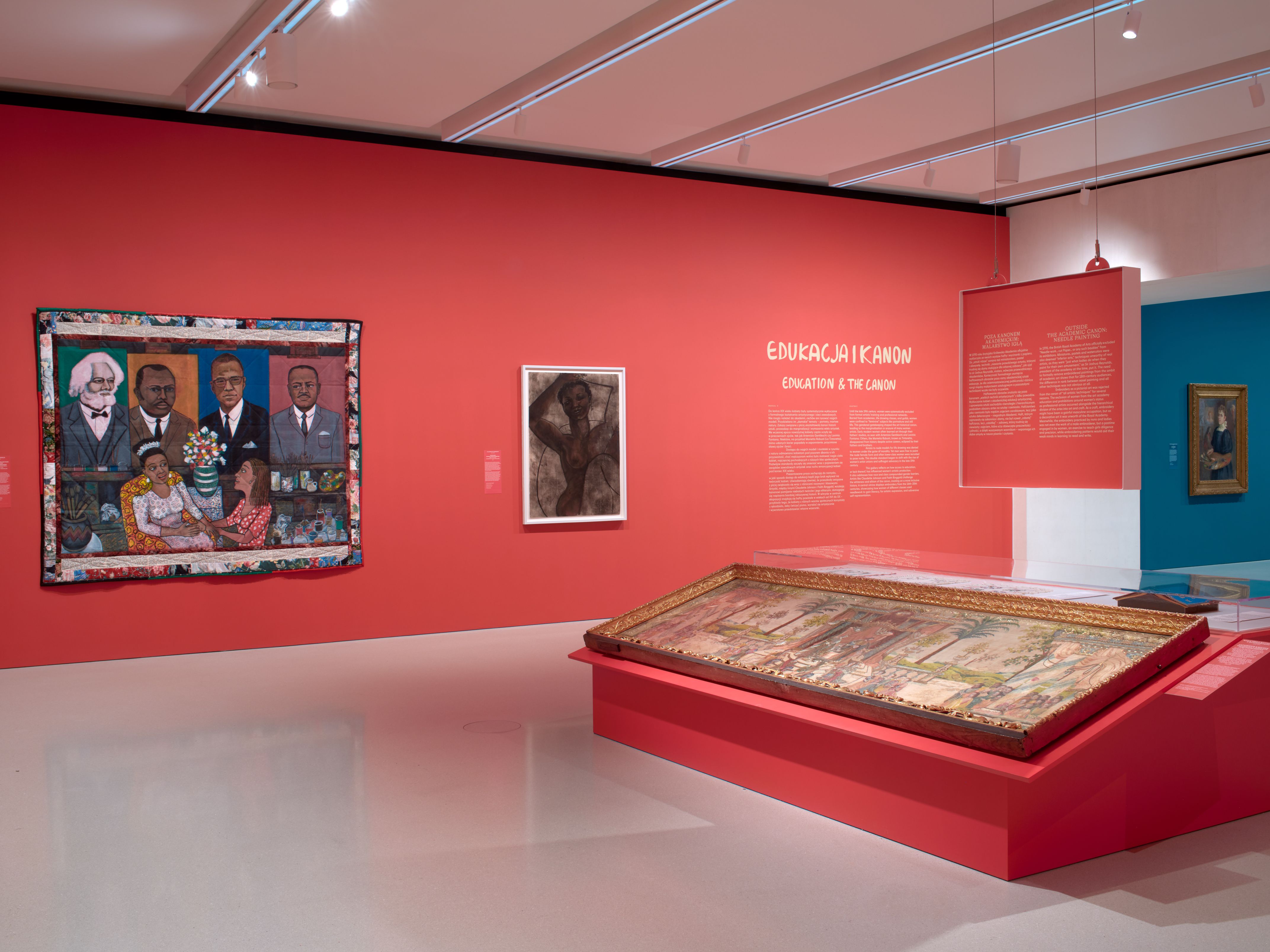 Kadr z filmu przedstawiający postać kobiecą stojącą przy mikrofonie.