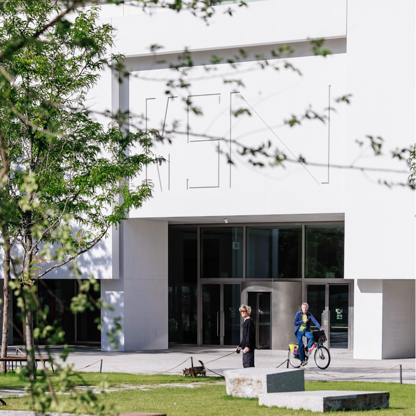 Kadr z filmu przedstawiający postać kobiecą stojącą przy mikrofonie.