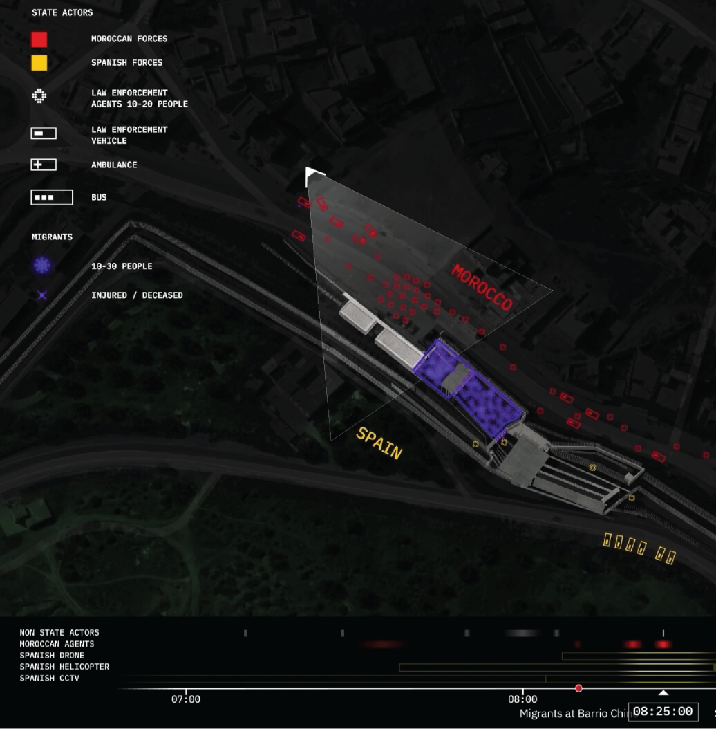 Kadr z filmu przedstawiający postać kobiecą stojącą przy mikrofonie.