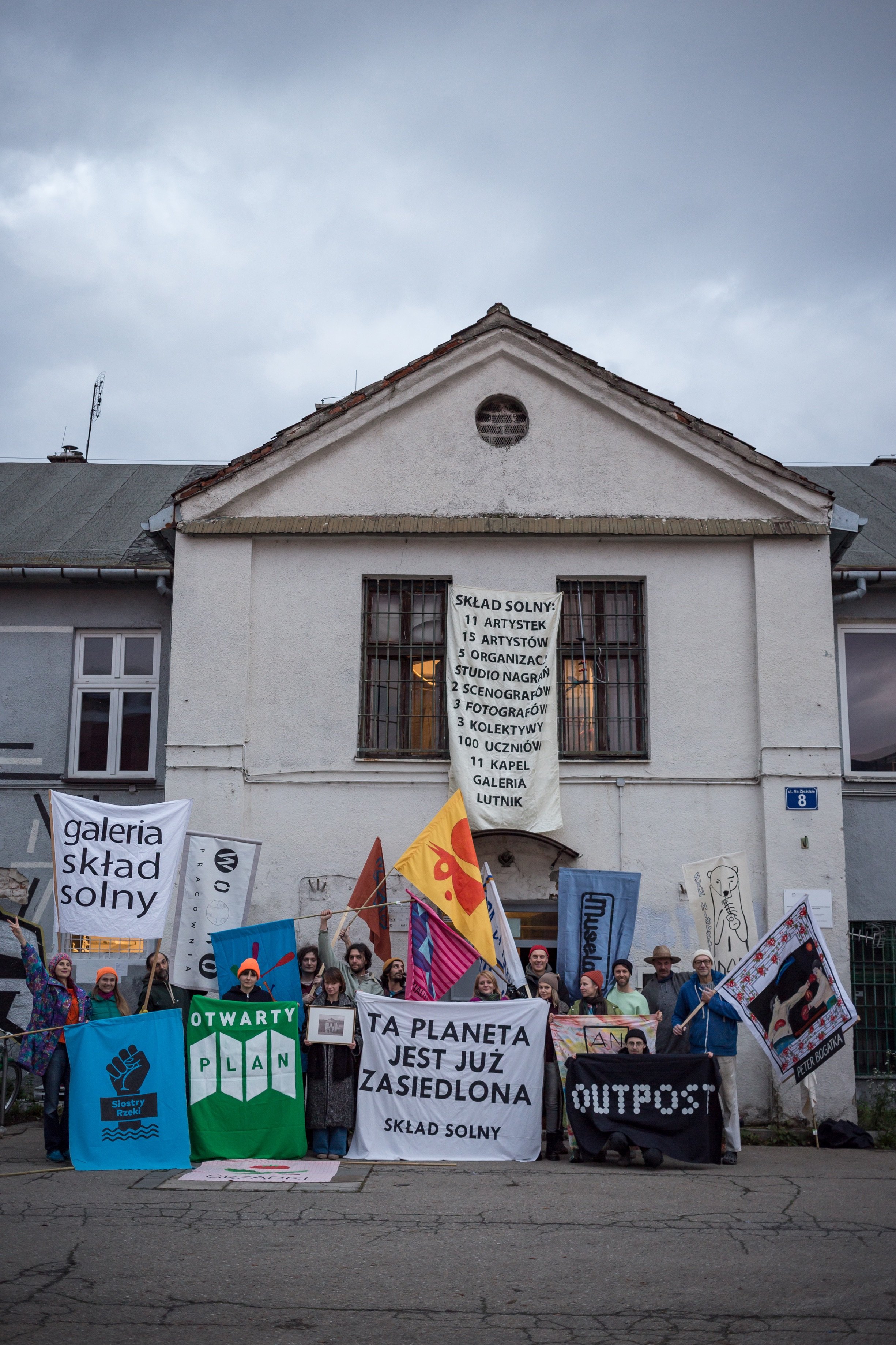 Kadr z filmu przedstawiający postać kobiecą stojącą przy mikrofonie.