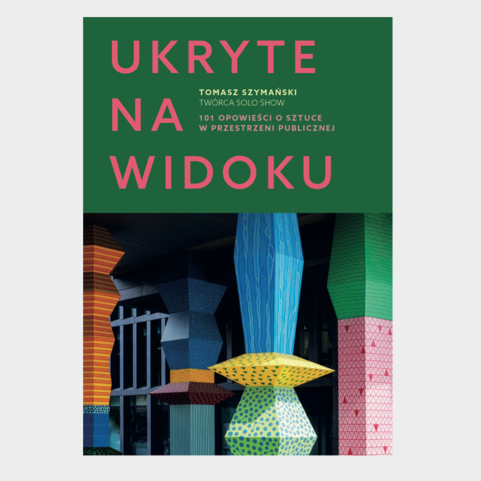 Kadr z filmu przedstawiający postać kobiecą stojącą przy mikrofonie.