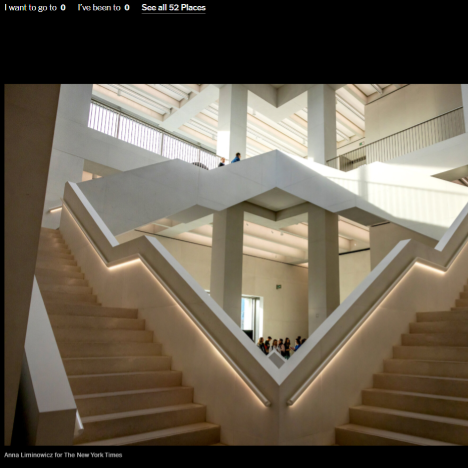 Kadr z filmu przedstawiający postać kobiecą stojącą przy mikrofonie.