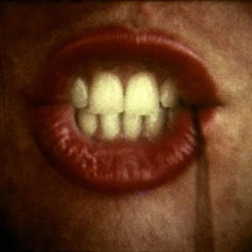 Kadr z filmu przedstawiający postać kobiecą stojącą przy mikrofonie.