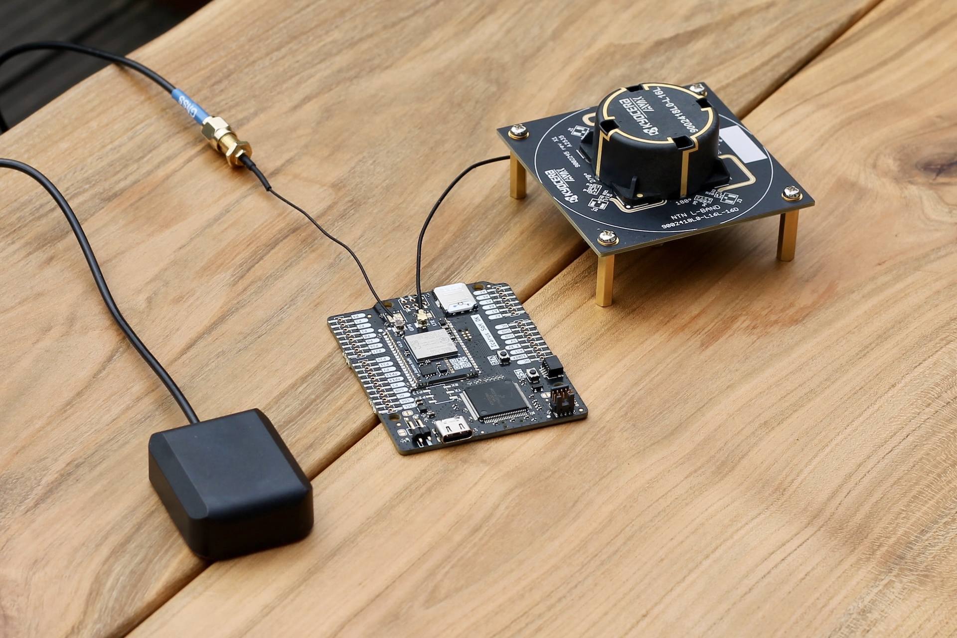The setup with an active GNSS antenna, Actinius Icarus development kit with the nRF9151, and the Kyocera AVX’s L-band antenna