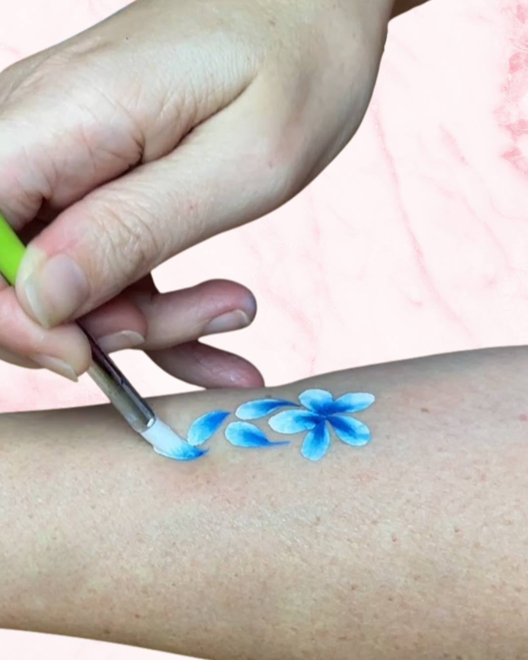 Dubbel-dip bloemen schmink op arm – gratis mini-cursus