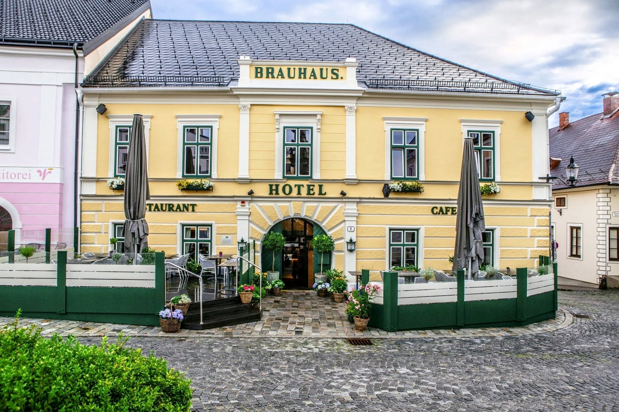 Die historische Fassade des Brauhotels Weitra am Rathausplatz