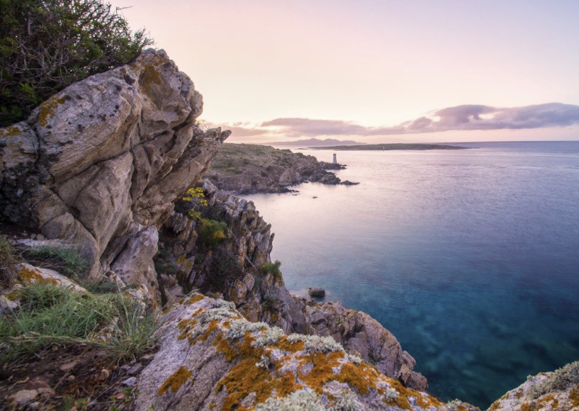 picture of a cliff and ocean in the Mediterranean
