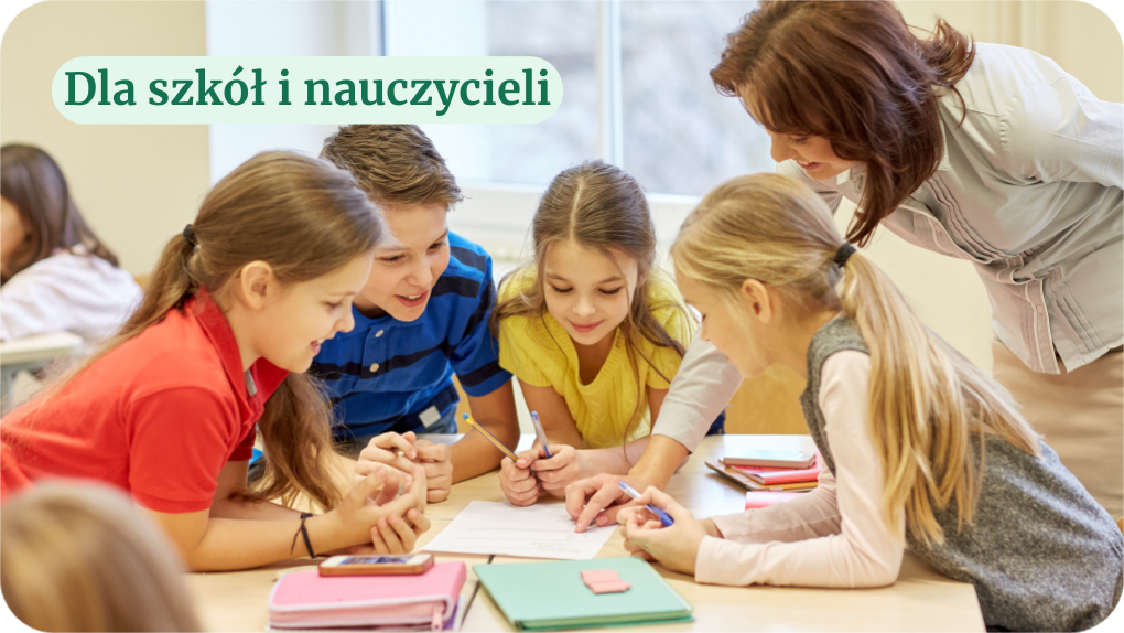 Nauczycielka tłumaczy uczniom zadania znajdujące się na kartce