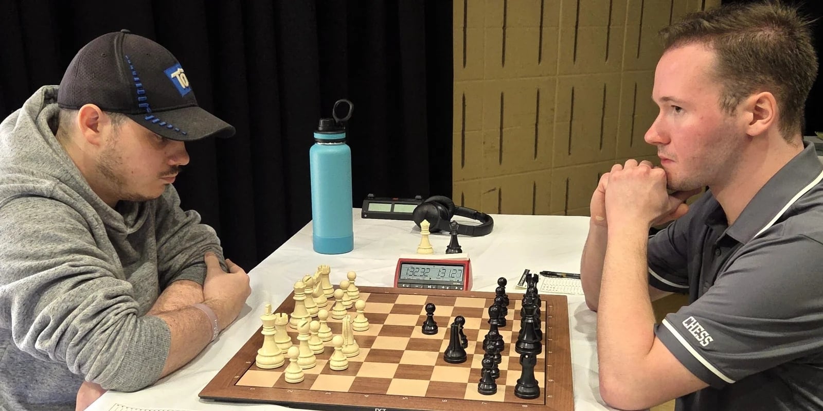 Open de Gatineau 2025  Le Maître FIDE (MF) de Gatineau Zachary Dukic affronte le GMI Shawn Rodrigue-Lemieux et champion du Canada, qui a partagé la 1ère place avec le MF Vincent Latorre