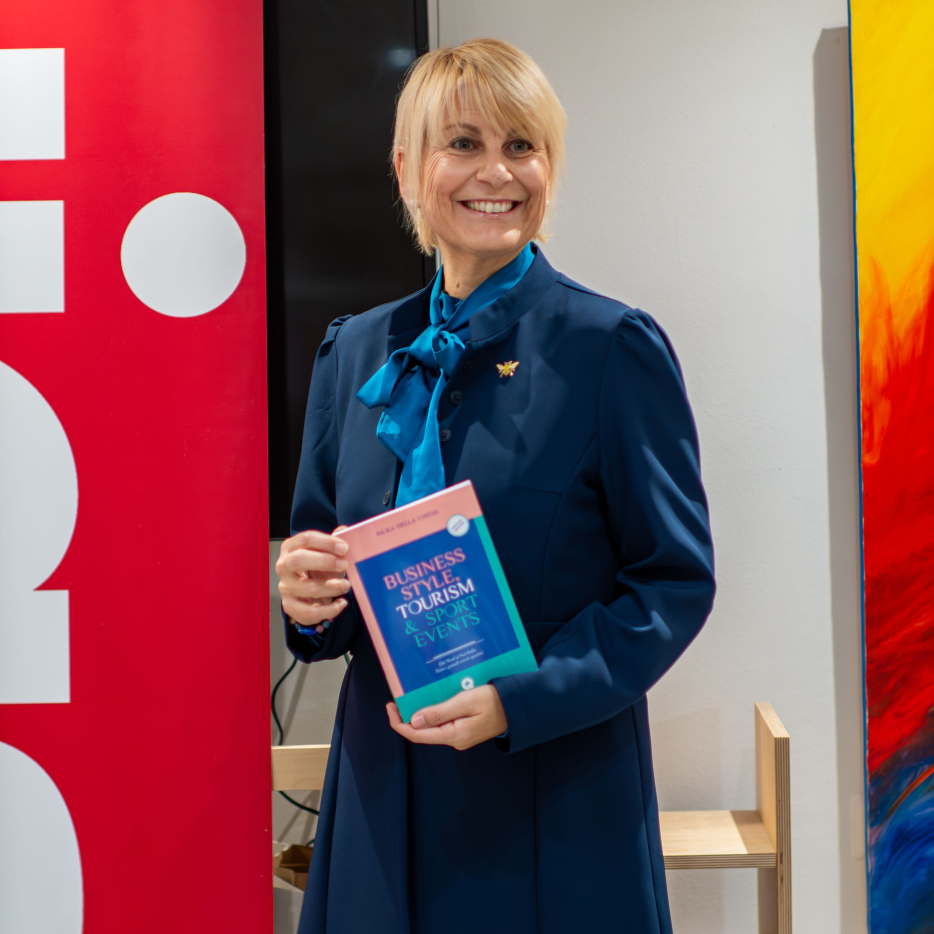 Paola Della Chiesa presenta il libro durante un evento formativo