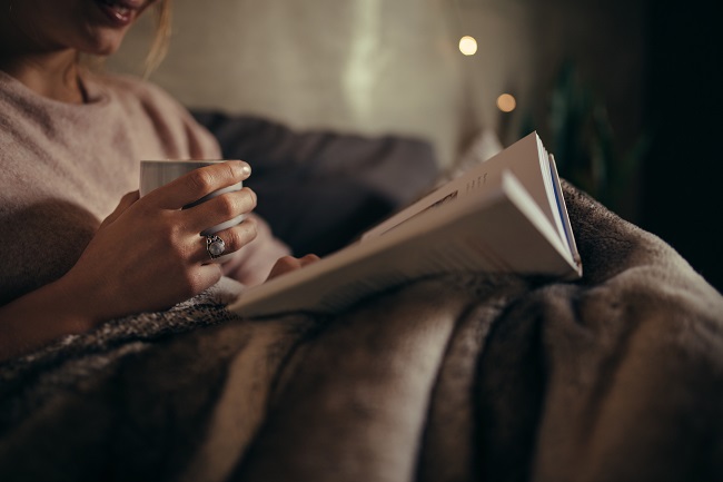 Soins à faire chez soi entre les massages : des gestes simples pour prolonger les bienfaits