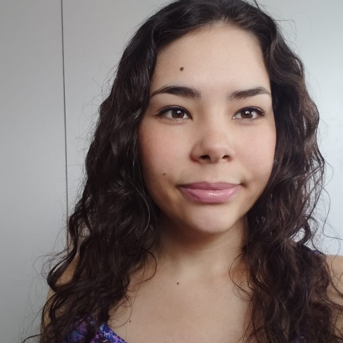 Miranda-Roza vocal coach teaching healthy singing techniques and vocal health practices through online vocal lessons.