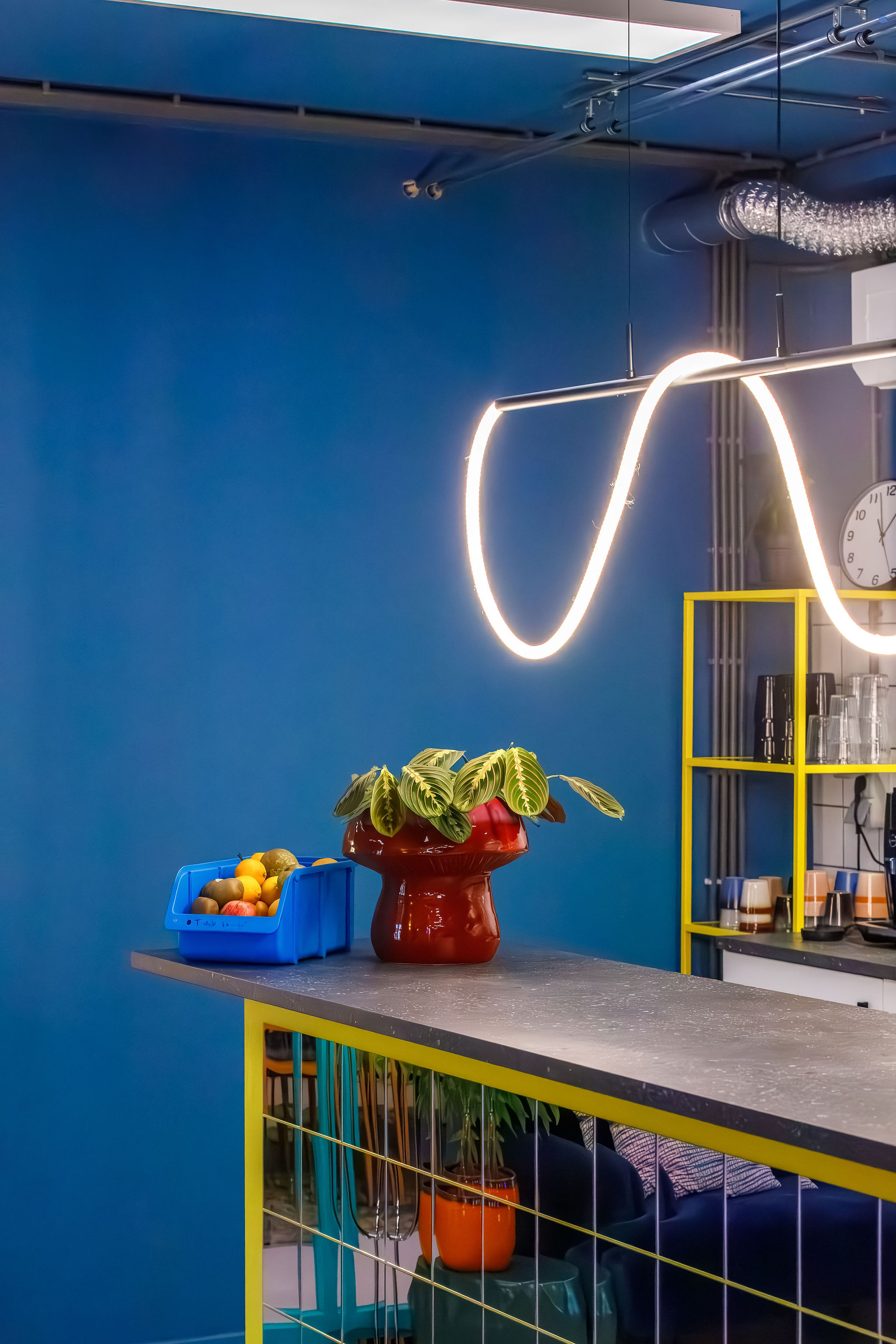 detail van de pantry waar ontmoeting in de pauze gebeurt