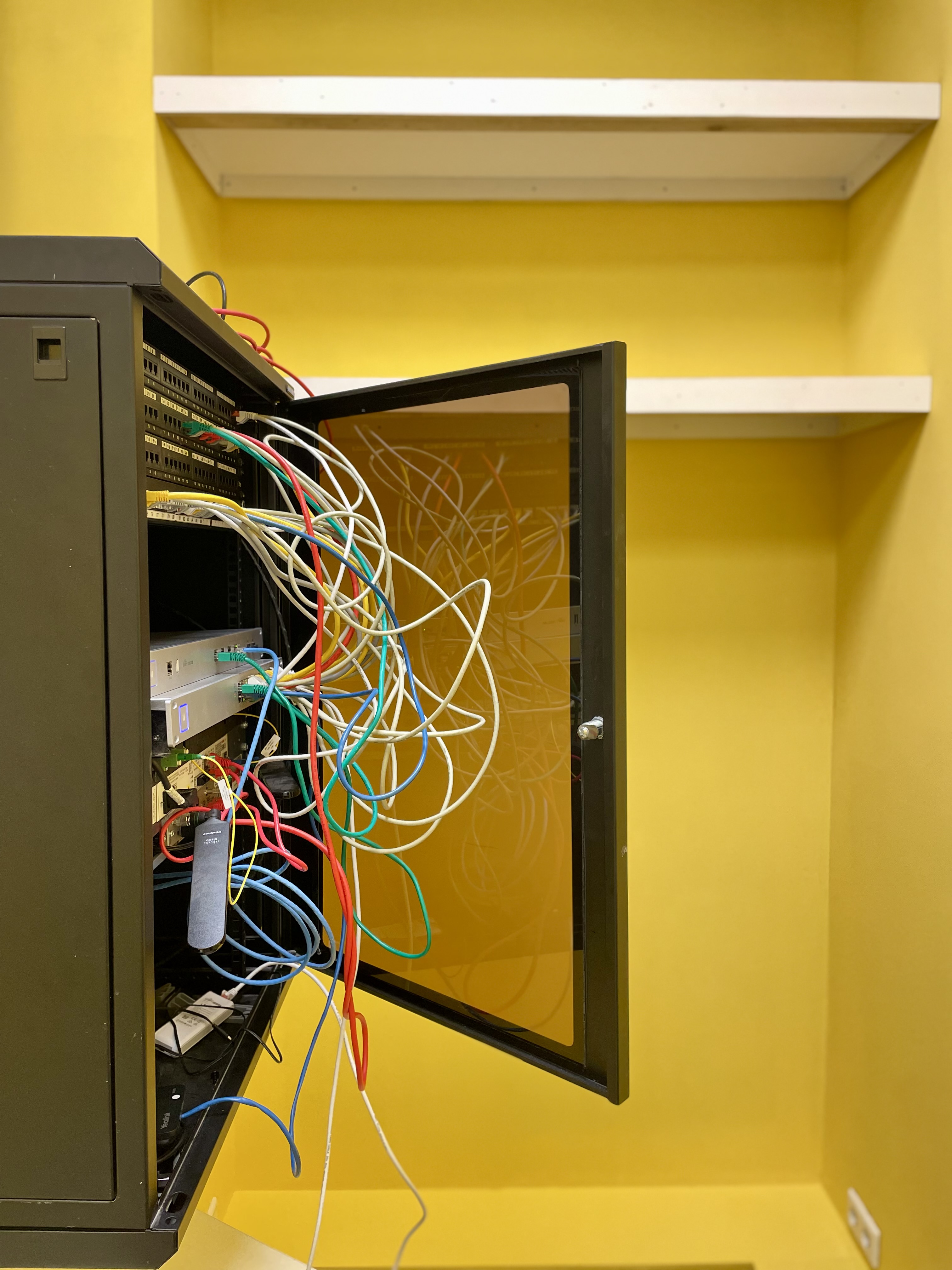 Serverkast met uitpuilende draden