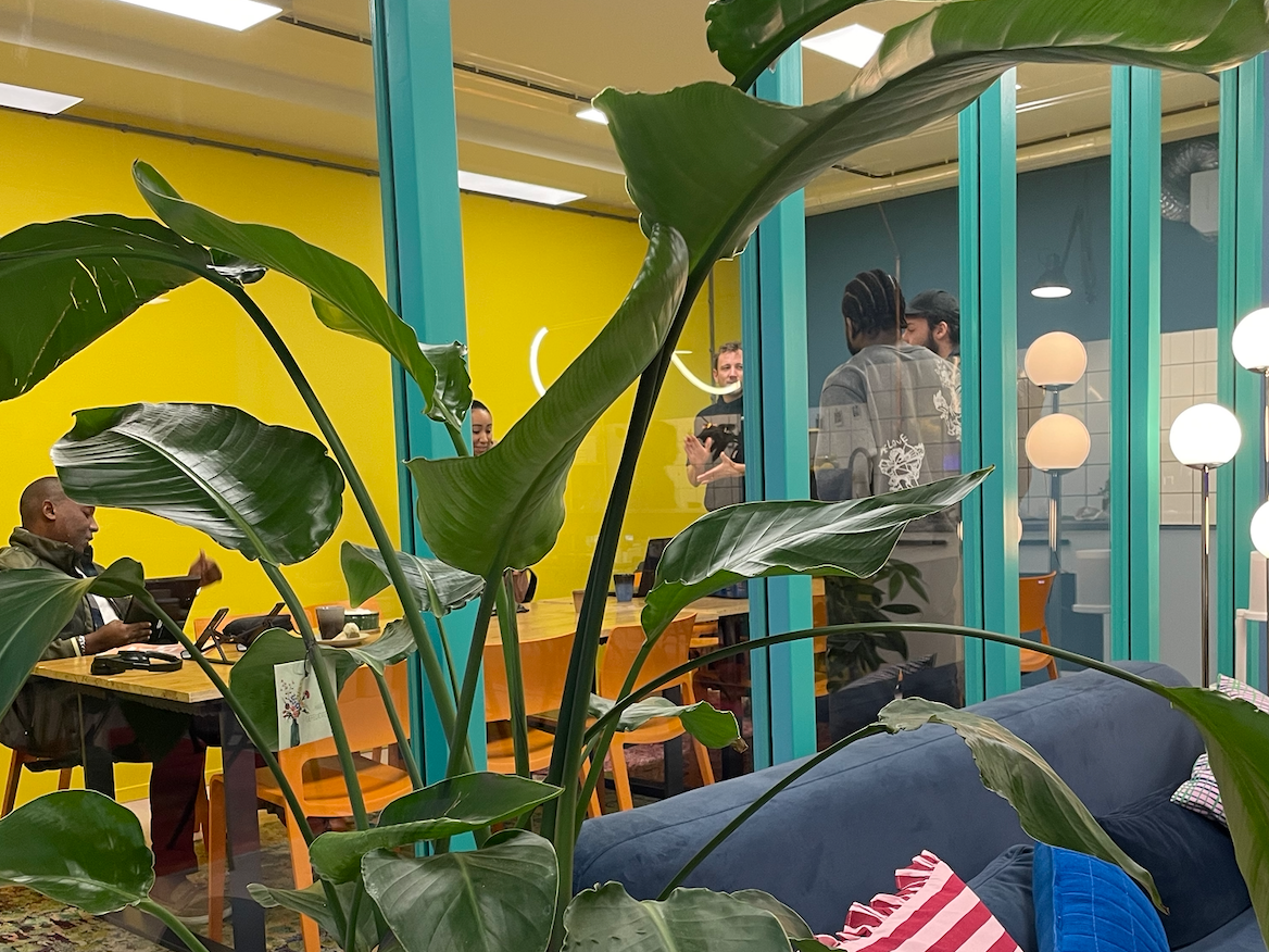 Een groep jongeren heeft een overleg in een activiteiten lokaal