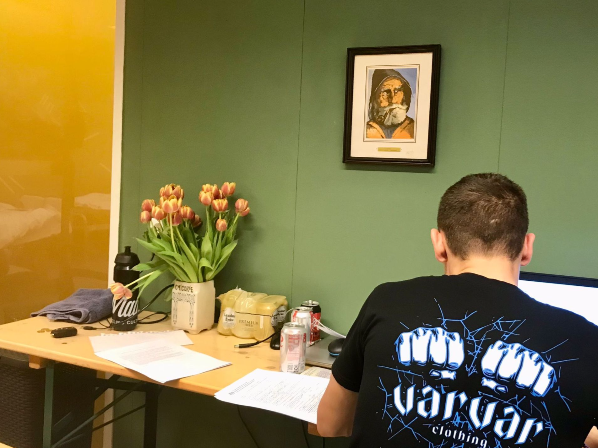 Lege zitplekken en een eenzaam boek in een stille bibliotheek, symbool voor eenzaamheid