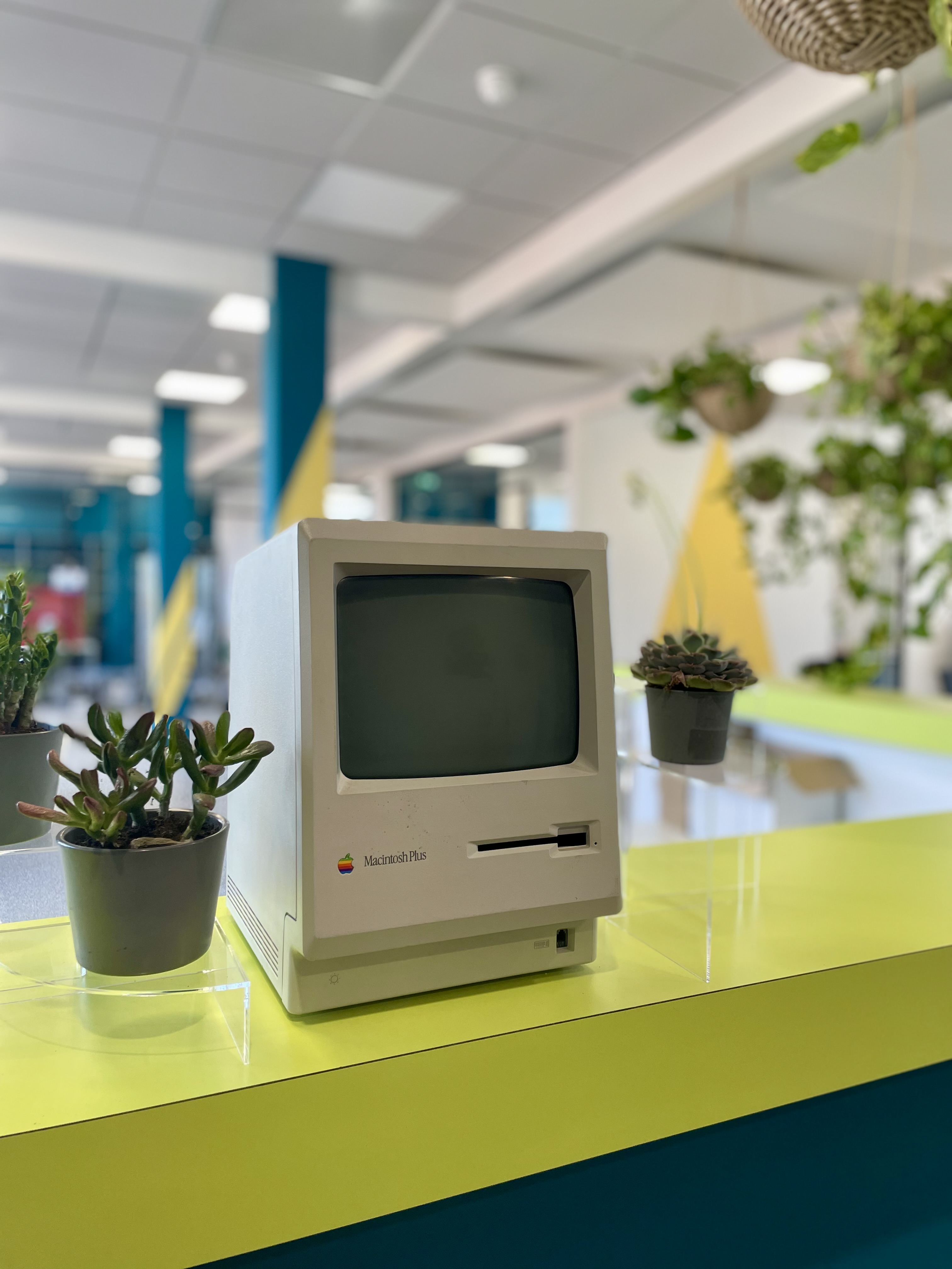 Oude Macintosh Plus op de ontvangstbalie van een IC- opleiding