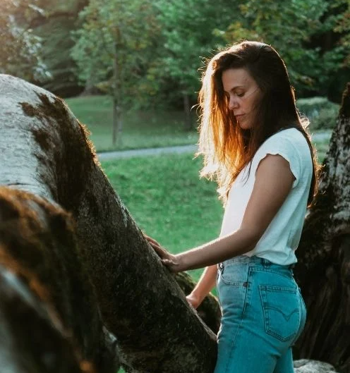 Somatska praksa za umirjanje stresa in stik s telesom skozi zavesten dotik drevesa