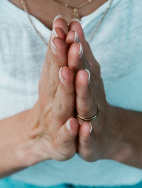 Dotik dlani kot somatska praksa za umirjanje in samoregulacijo