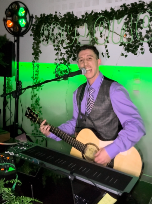 Dadde che canta con emozione in un'esibizione live