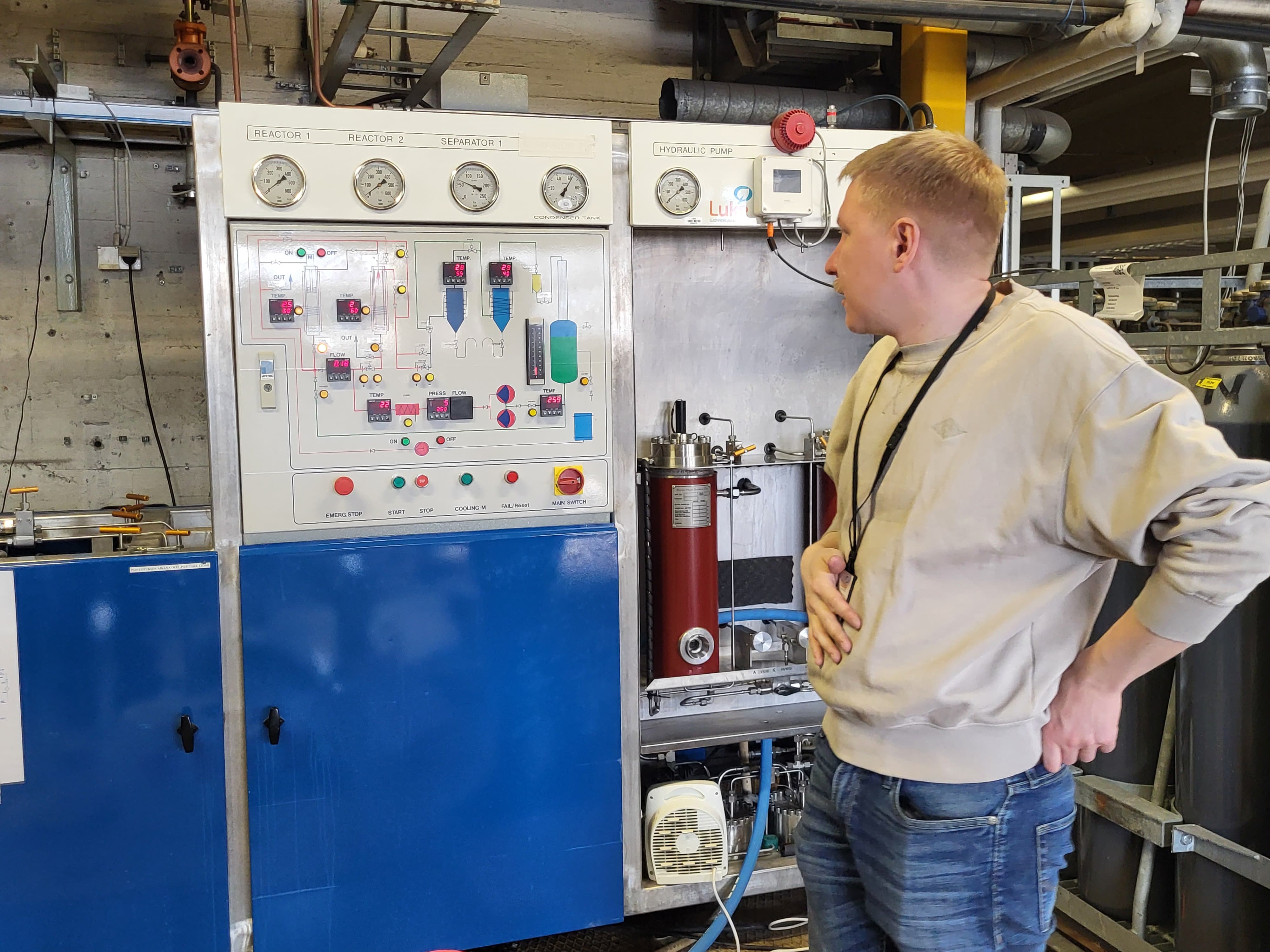 Luonnonvarakeskuksen laboratorioinsinööri Kalle Kaipanen esittelee ylikriittisen hiilidioksidiuuton testilaitteistoa.