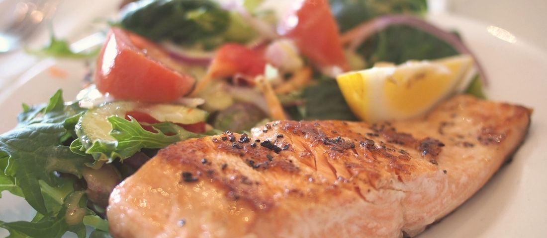 Grilled salmon with greens: protein first, fewer breads and beers